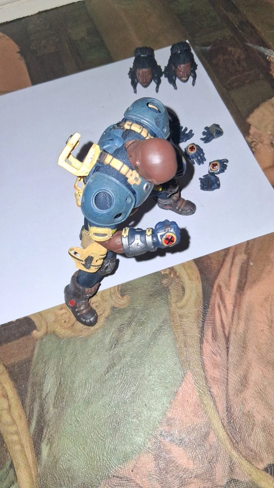 Mezco Бишоп Сломанная Рука Клееная Б/у В остальном Хорошее Состояние товара: Все Руки И Головы - Изображение 4 из 4