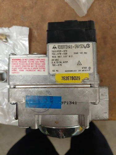 Robertshaw gas valve 7200iper new old stock 24v 3/4'' input 1 2'' output