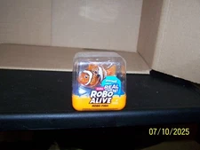 Robo Alive Fish, changes colors in water