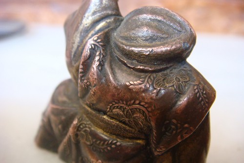 FIGURA PEQUEÑA NETSUKE O ESTATUA ORIGINAL JAPONESA TALLADA PLOMO LATÓN PEQUEÑO NETSUKE - Imagen 9 de 12