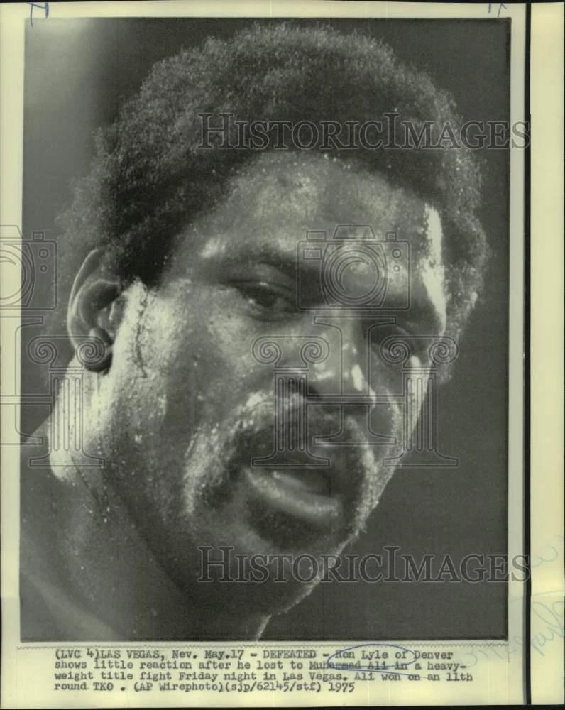 1975年 ラスベガスでモハメド・アリに敗れたプレスフォト ボクサー ロン・ライル - 画像1/2