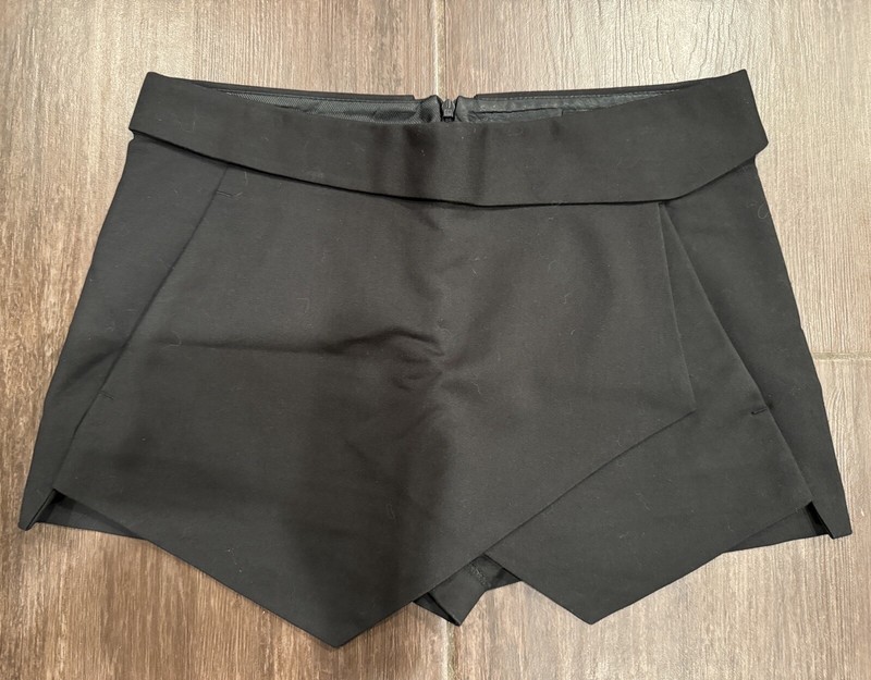 ZARA ASYMMETRIC BLACK SKORTS SIZE SMALL