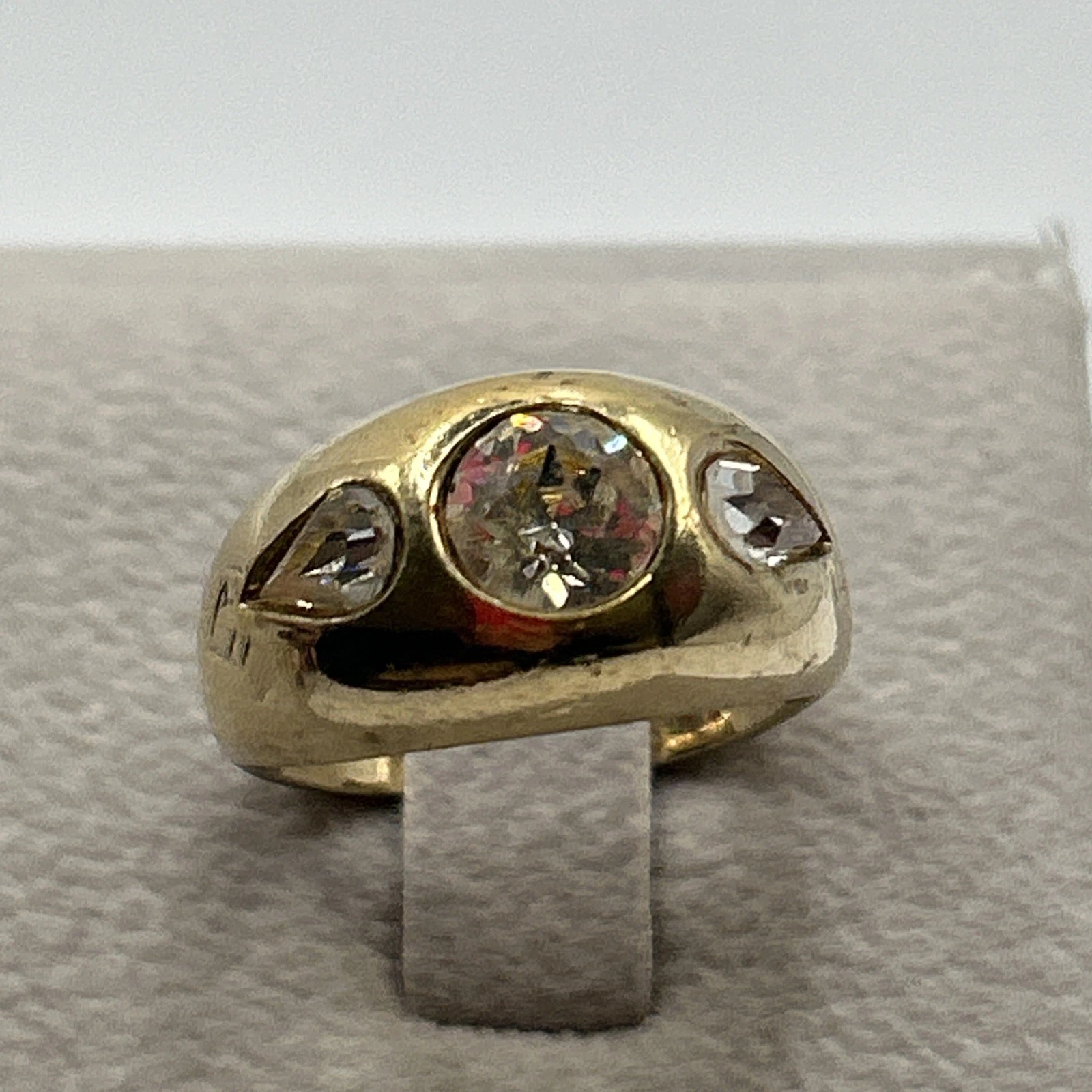 Bague vintage fantaisie  Doré Avec Strass Blanc . Taille 54