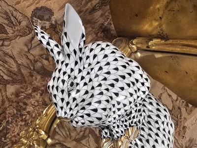 herend sitting bunny vintage #15305 - black fishnet 24K GOLD 5.25 inches