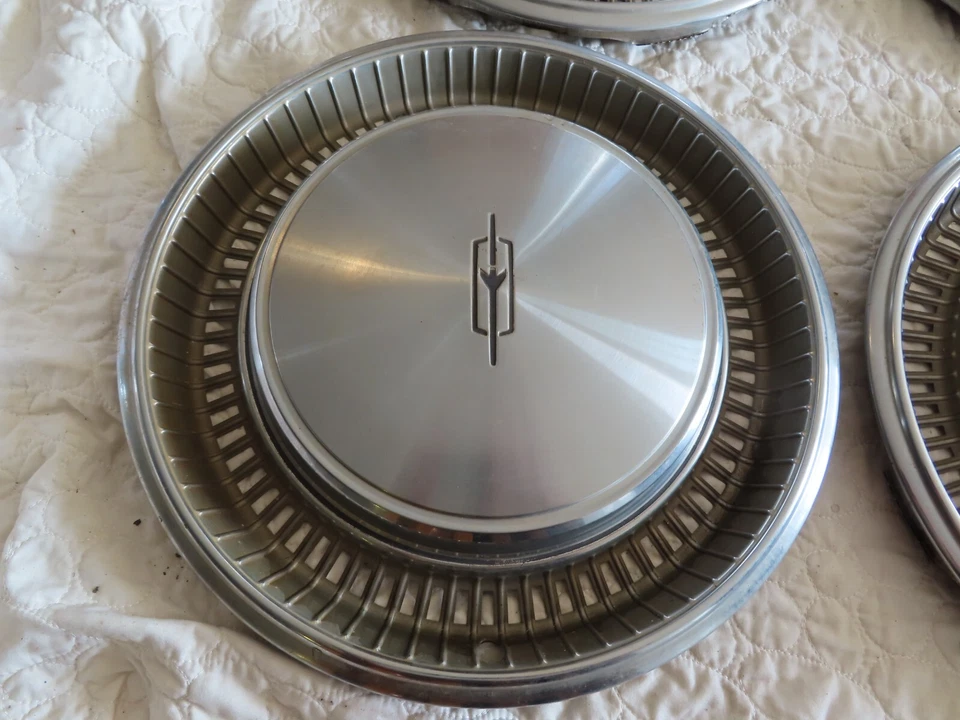 Juego de 4 CUBIERTAS DE RUEDA TAPACUBOS ACERO INOXIDABLE OLDSMOBILE 15" AÑOS 70 Foto 2 de 4