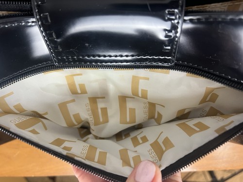 Borsa a tracolla vintage Guess nera brevettata Y2K borsa rettangolare retrò usata in ottime condizioni - Foto 18 di 22