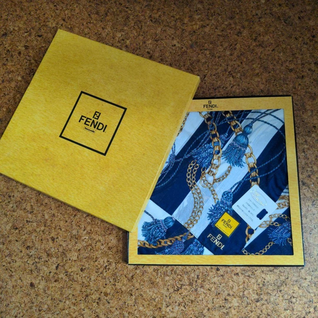 Sciarpa Fendi grande collezione 58 cm catena design nappa nuova
