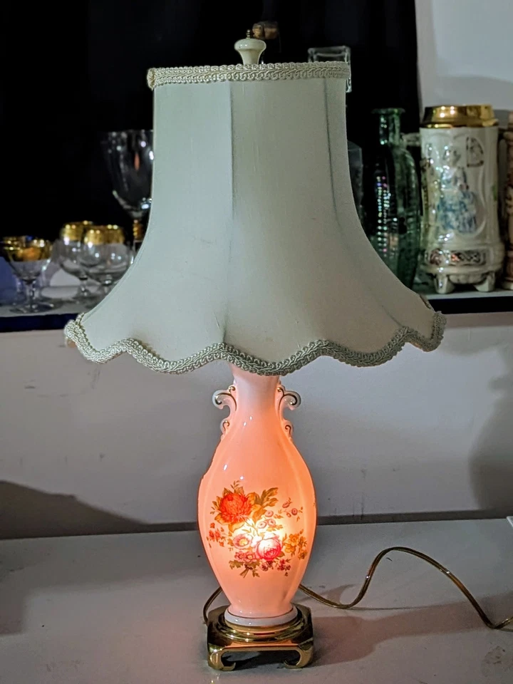 Muy rara; Lámpara Royal Buxton Bone China con base iluminada Foto 2 de 4