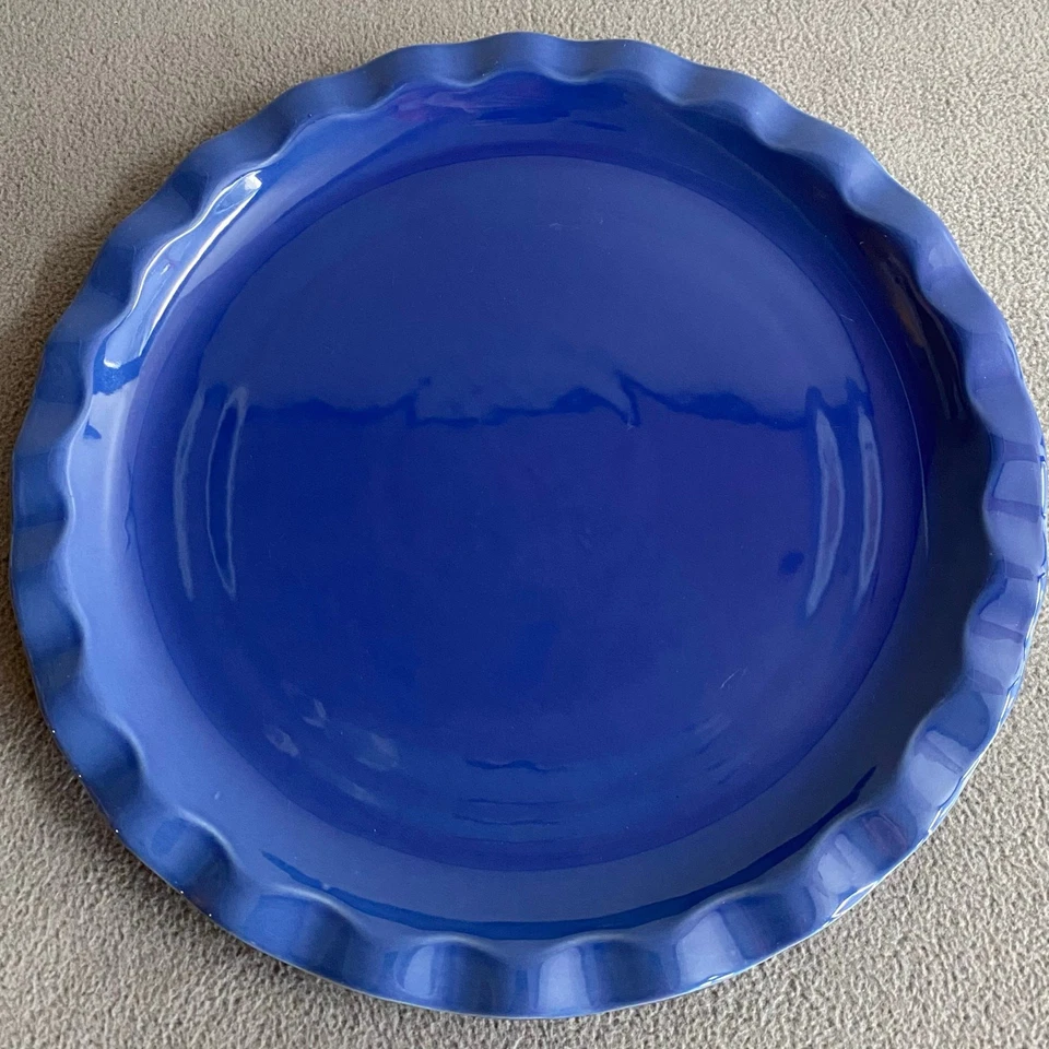 Plato de exhibición francés Emile Henry France 6133 plato de tarta azul acanalado con volantes redondo Foto 2 de 4