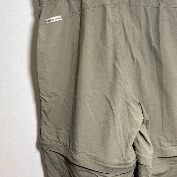 Columbia is UPF 30+ convertible hiking trail zipper shorts to pants size large - Image 3 of 4