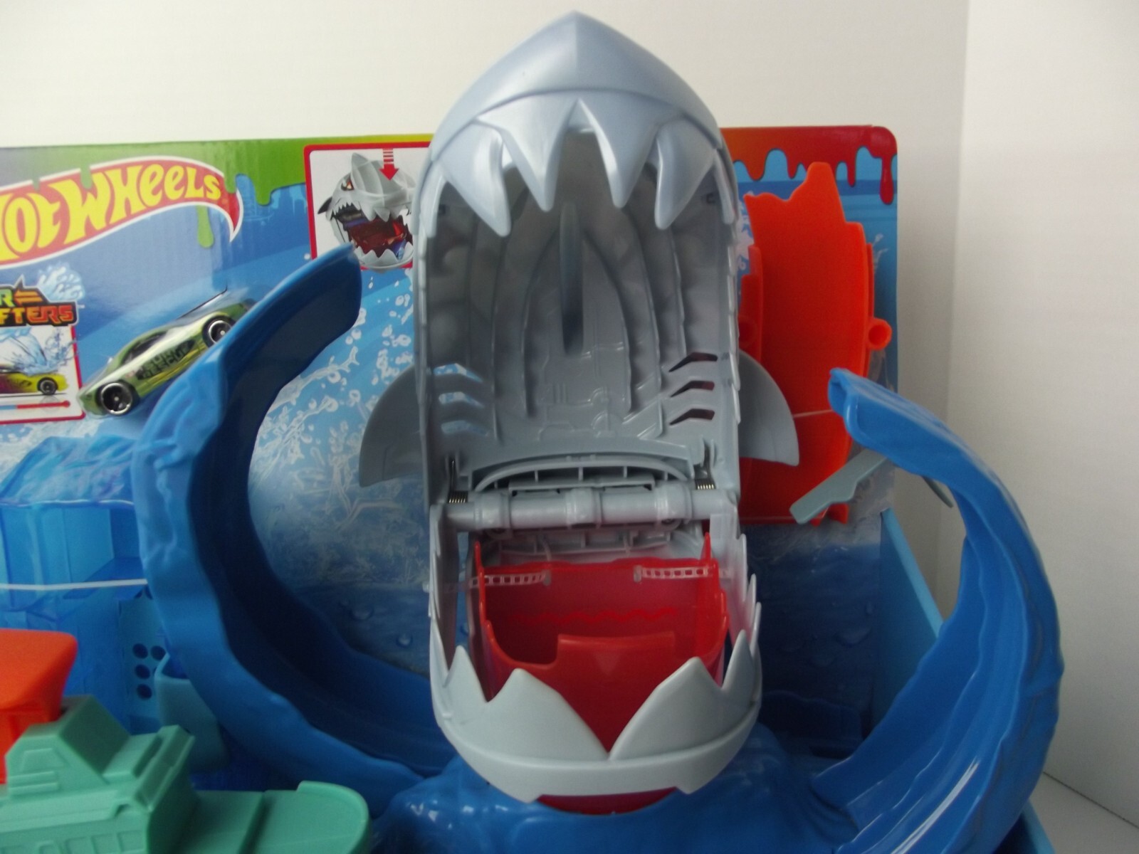  Hot Wheels Toy Car Track Set, Robo Shark Frenzy Playset & Color  Shifters Car in 1:64 Scale, Color Change Area in Warm & Icy Cold Water :  Toys & Games