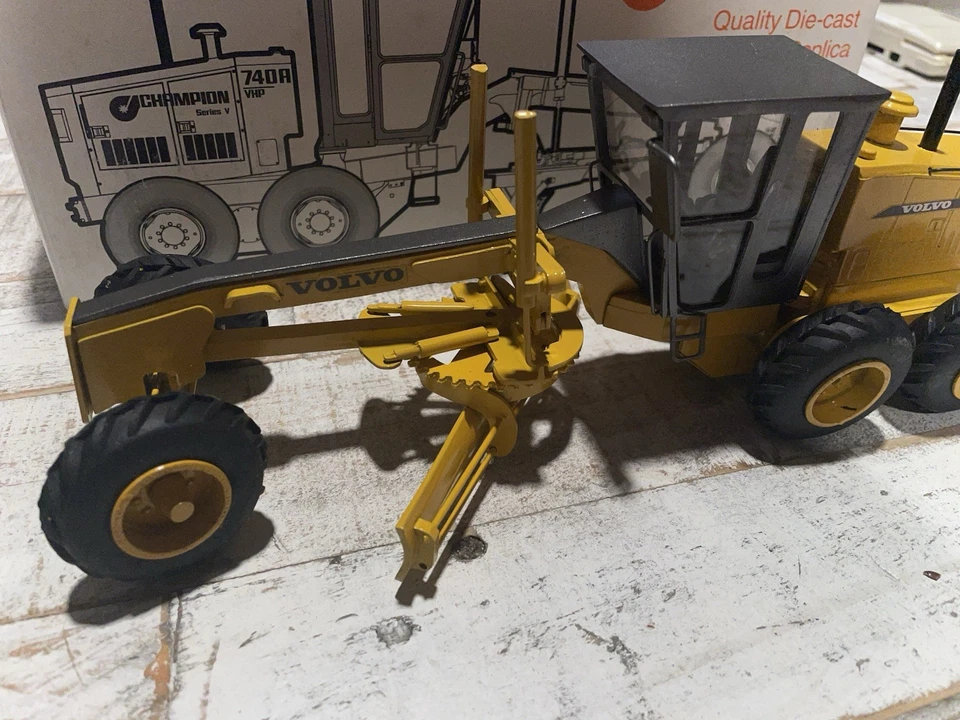 Vtg 1997 NIB Champion First Edition 740A VHP Motor Grader 1:32 Diecast Model New - Image 2 of 4