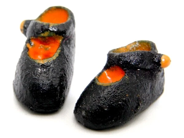 THE WONHAM COLLECTION Puppenhaus Miniatur Maßstab 1:12 schwarze Mary Jane Schuhe SH19