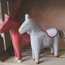 2 x Holzpferde Figur Holz Handbemalte Holzfiguren Deko Pferde Rot Grau Weiß