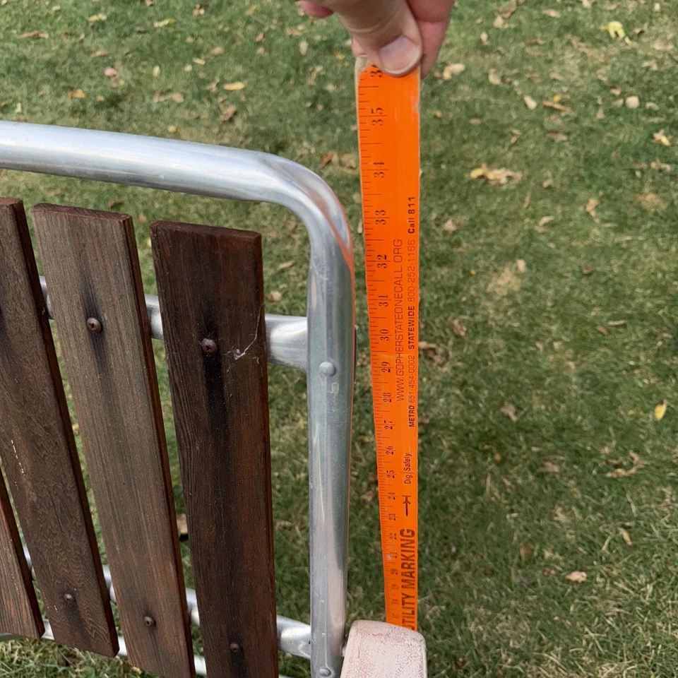 SILLA DE CÉSPED PLEGABLE DE ALUMINIO DE 5 LISTONES MCM de madera roja asiento de metal de patio LEER Foto 2 de 4