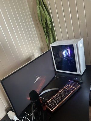 HP Omen 25 L Gaming Set Up With 4k Monitor Blu Microphone