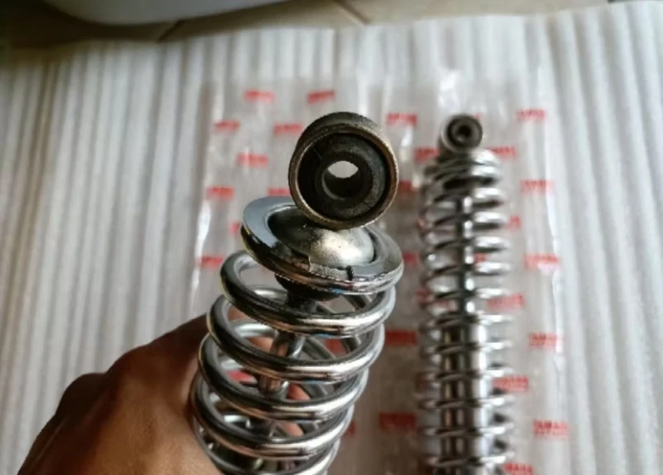 1 PAR NOS Amortiguador Trasero Yamaha RD350 RD 350 OEM NOS Japón Como Nuevo Foto 2 de 4