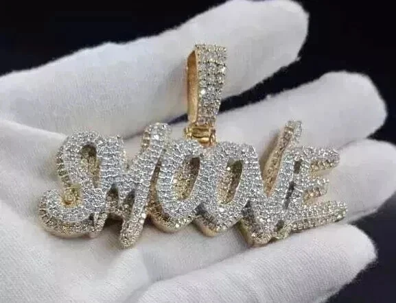 Colgante Moissanita Blanca Personalizado 3Ct Corte Redondo Nombre Chapado en Oro 14K Dos Tonos Foto 3 de 4