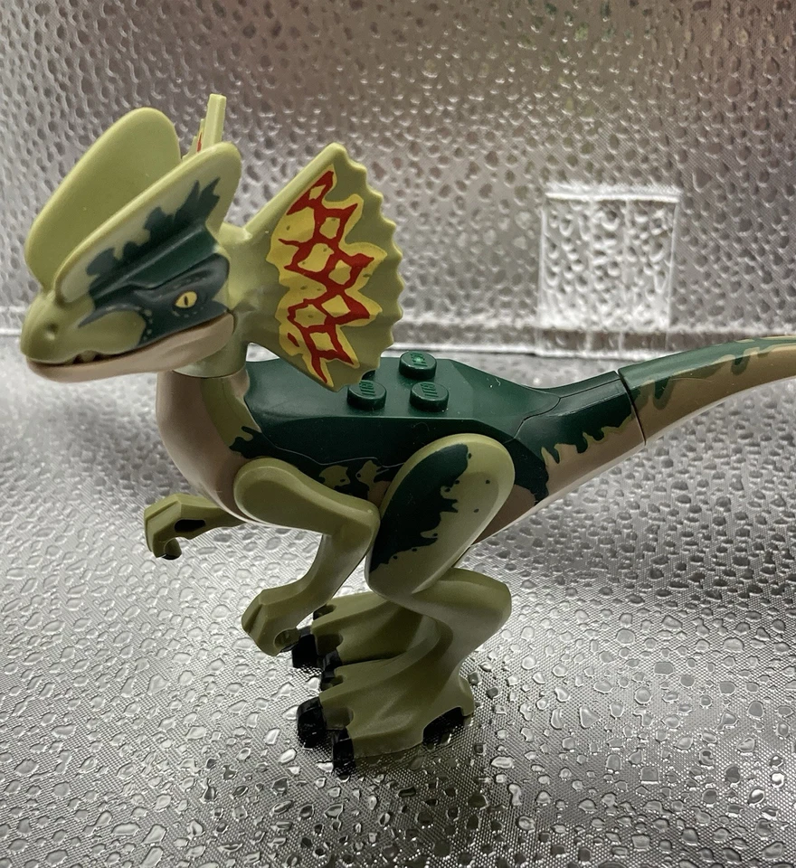 LEGO Dilophosaurus figura del LEGO Jurassic World y 2 Guardias del Reino Caído Foto 4 de 4