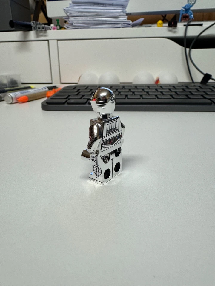 Custom Minifigur aus LEGO Teilen: silber verchromter, bedruckter Protokolldroide - Bild 2 von 4
