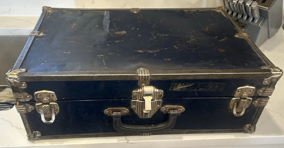 Maleta rígida vintage con herrajes metálicos Foto 2 de 4