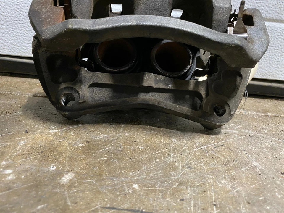 Оригинальный передний левый тормозной суппорт для седана Infiniti G37 2011 2012 2013 годов выпуска 9993 - Изображение 2 из 4