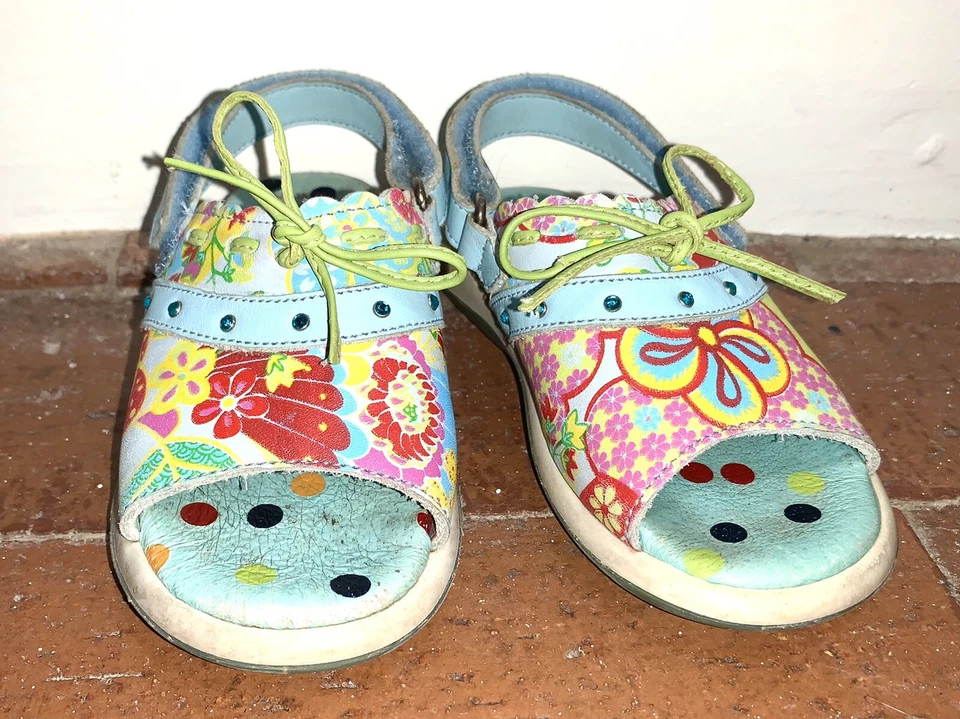 Sandalias Oilily 22 EU 6 EE. UU. de cuero con joyas para niñas pequeñas - diseño de flor de kimono Foto 2 de 4