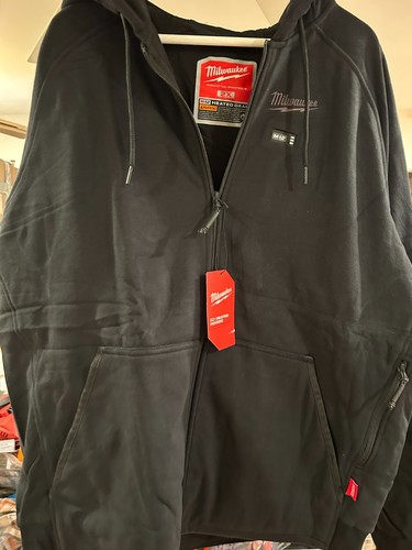 Milwaukee XXL 12V AXIS Heated Hooded Jacket with TWO 2.0Ah Battery & charger - Picture 2 of 6