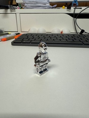 Custom Minifigur aus LEGO Teilen: silber verchromter, bedruckter Protokolldroide