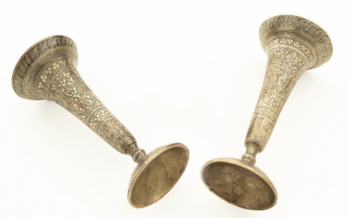Pair of Vintage Kashmiri Bronze & Brass Trumpet Vase Candlesticks Goblets Etched - Foto 3 di 5