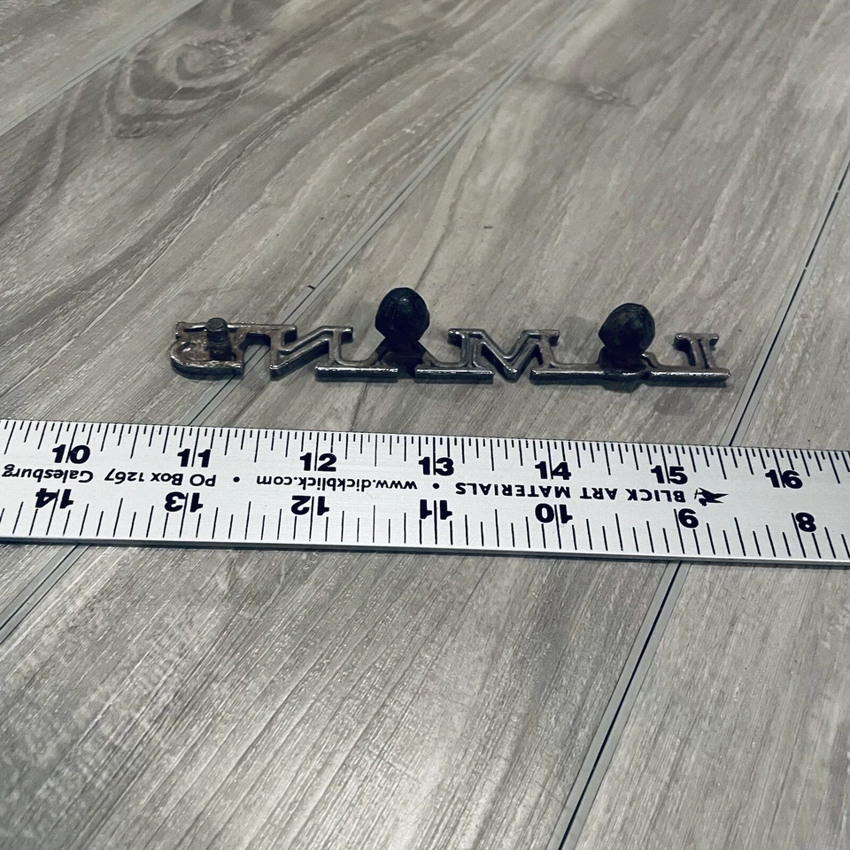 1970 1971? Insignia emblema Pontiac LeMans 9808250 adorno adorno placa de identificación cromada Foto 2 de 2