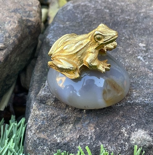 ✅ Gold Tone Metal Frog Sculpture Figurine Sitting on Polished Stone Rock 1 1/8" - Imagen 2 de 14