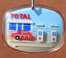Stary brelok stacji benzynowej TOTAL z ruchomym Citroenem DS w pęcherzyku powietrza