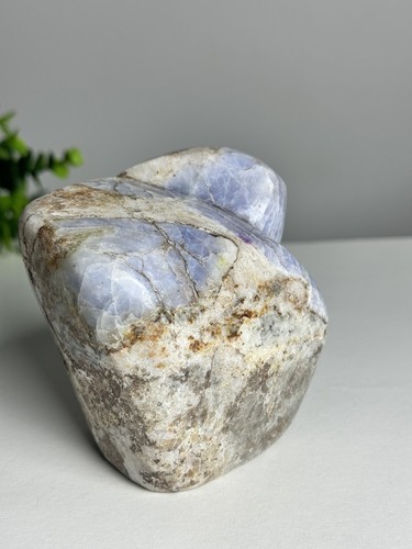 Fluoreszierender Hackmanit mit pyrite Freiform- 780 g - Bild 8 von 9