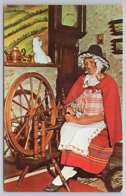 Vintage Wales Postkarte, Dame in traditioneller walisischer Tracht am Spinnrad