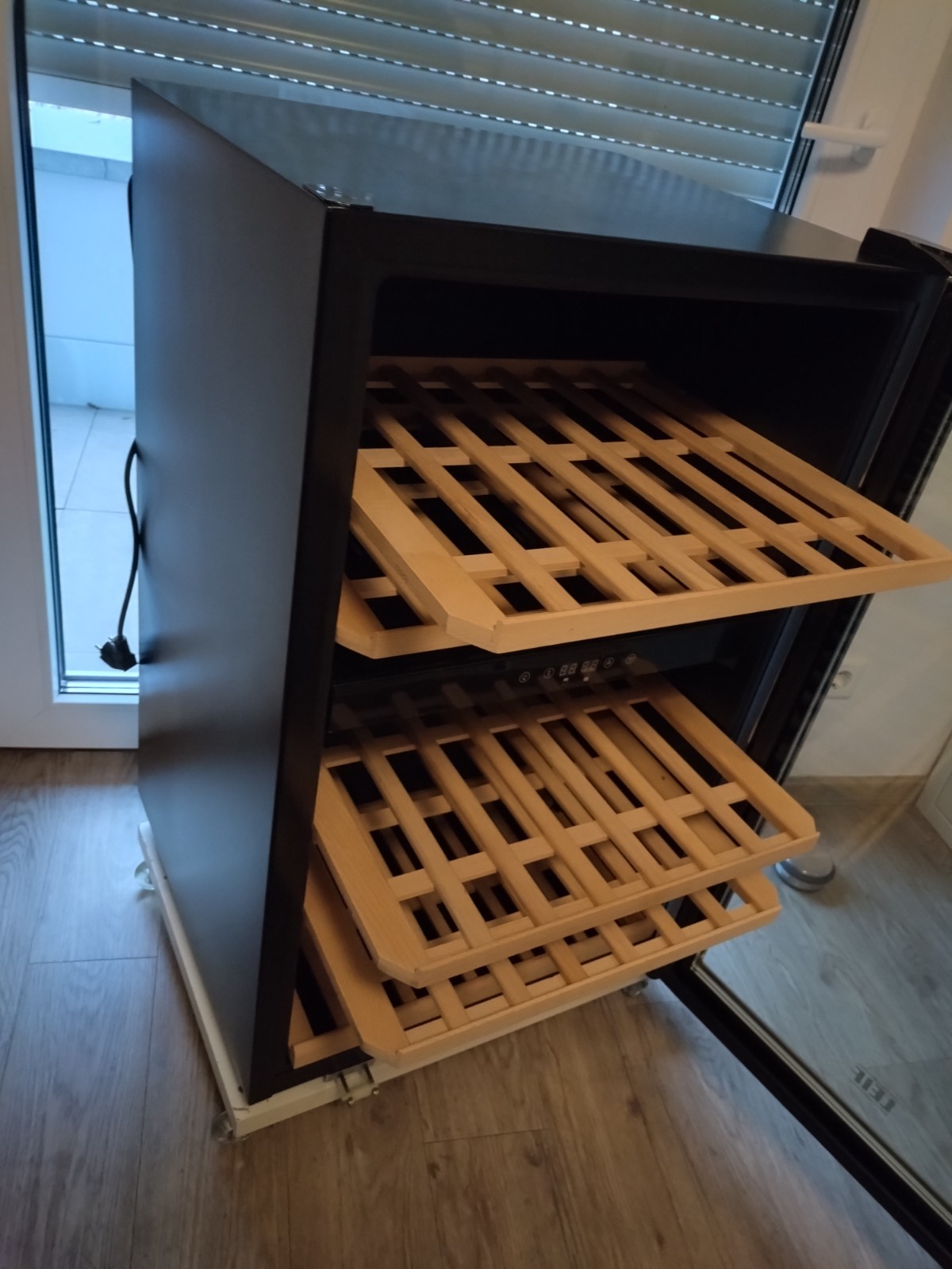 weinkühlschrank 2 zonen; Türanschlag wechselbar, Böden versetzbar,