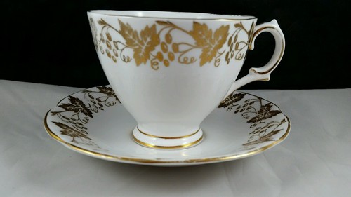 Taza de té y platillo Royal Tara English Bone China hojas doradas - Imagen 2 de 6