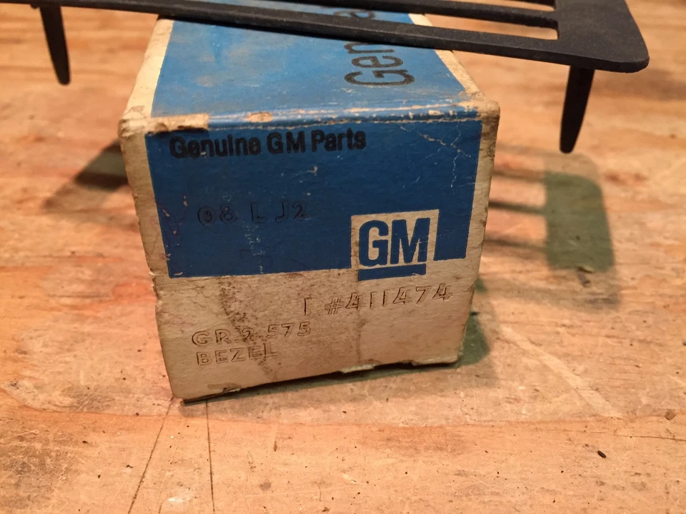 1973 OLDSMOBILE DELTA 88 ROYALE NOS GM RH SIDE MARKER LIGHT BEZEL 411474 — 第 2/2 张图片