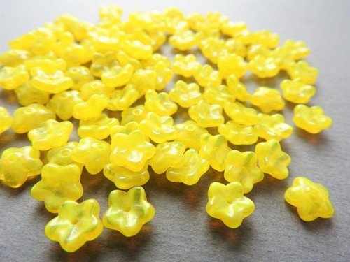 Czech small glass flower bead 7 mm pack of 20 - Picture 9 of 11