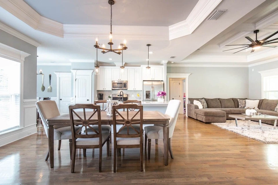 Juego de mesa de comedor de madera 8 sillas usadas Foto 3 de 4