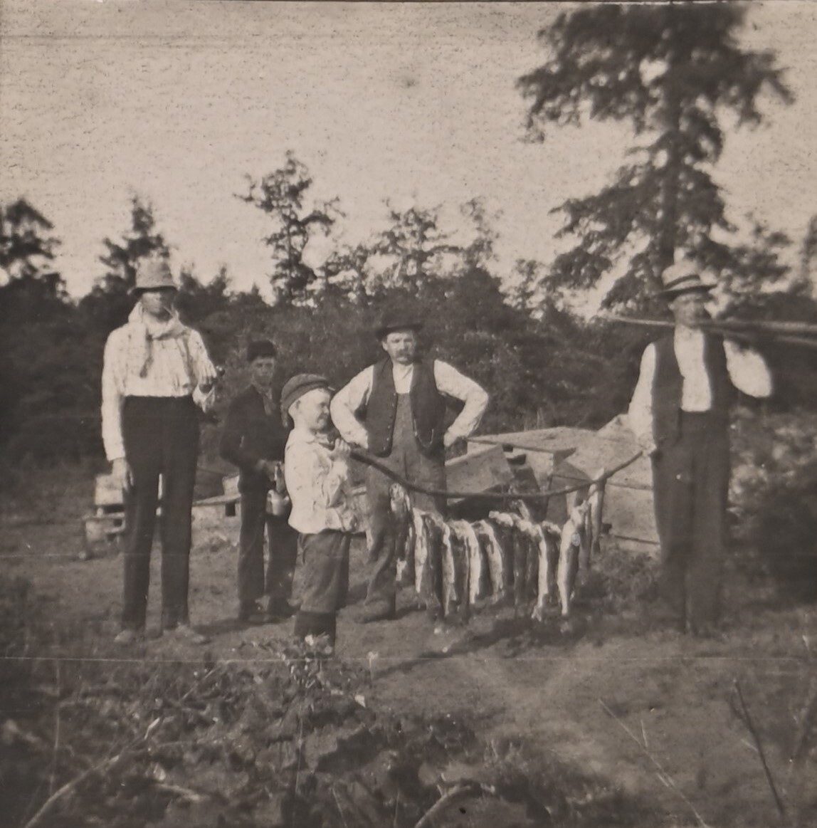 CIRCA 1900s 2 MOUNTED BOARD PHOTOS OF FAMILY FISHING CAMPING TRIP UNMARKED — additional view