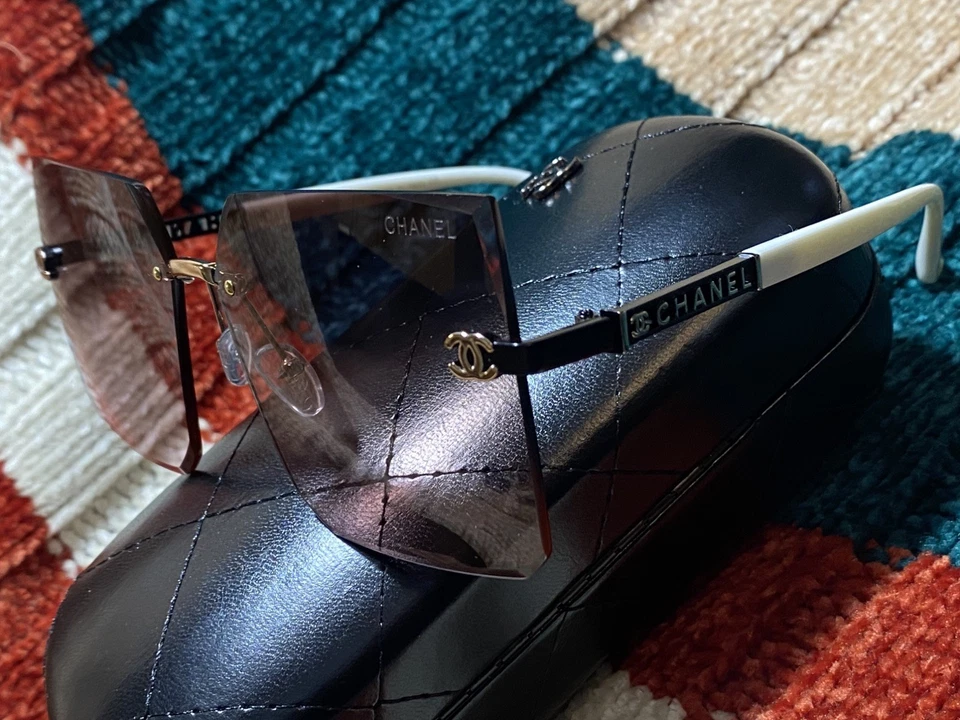 Gafas de sol CHANEL montura blanca y negra con lentes marrones viene con estuche Foto 2 de 4