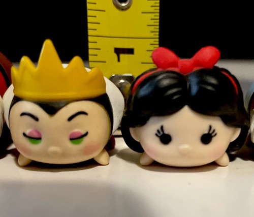 Lotto di 14 figurine e supporti Disney Tsum Tsum Biancaneve in vinile - Foto 3 di 17