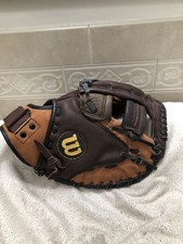 Wilson A0440 Girls Lightweight Broken In 31  Softball Catchers Mitt Right Throw