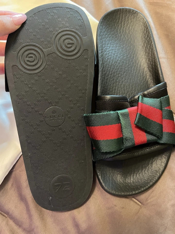 Sandalias para mujer Gucci deslizables de goma talla 36 (US 6) negras con lazo verde y rojo Foto 3 de 4