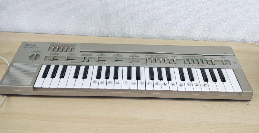 Vintage Yamaha PortaSound Pc-100 Electronic Keyboard With Case and