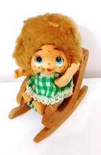 Moncicci Kiki Monchichi 70s Hk  bambolina pupazzetto dentro sedia dondolo legno
