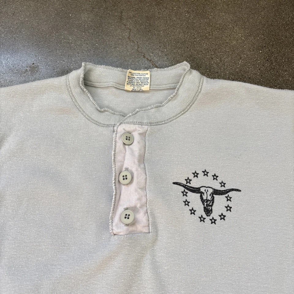 Camiseta Henley Vintage 80 Búfalo Manga Larga Hombre Talla Grande Gráfico Toro RARA Foto 2 de 4