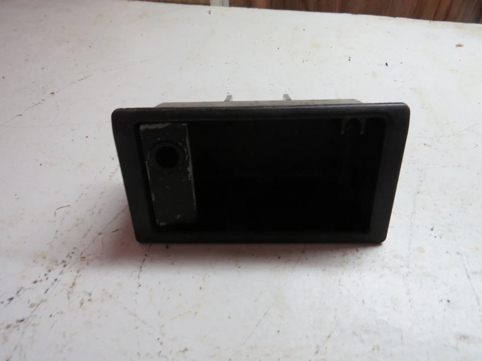 2004 BMW 325Xi 325 XI 2.5L REAR CENTER CONSOLE ASHTRY INSERT - Image 2 of 4