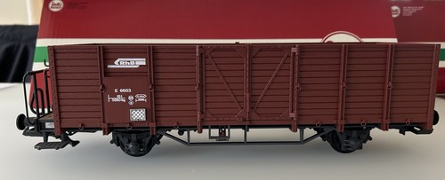 LGB 43880 RhB Hochbordwagen, E6611, gealtert, OVP, NEU | Zustand: Neu